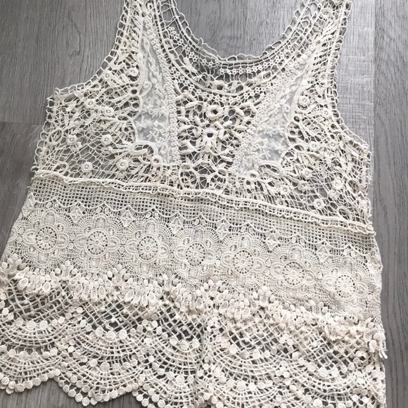 WYLDR Tops - 🐸👑 Beautiful crochet blouse